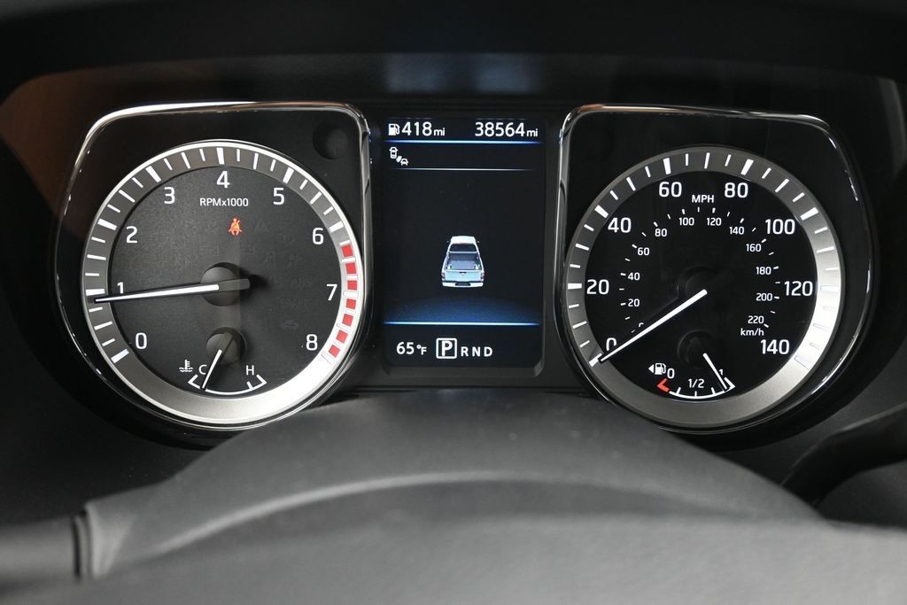 Nissan Titan Vehicle Full-screen Gallery Image 10