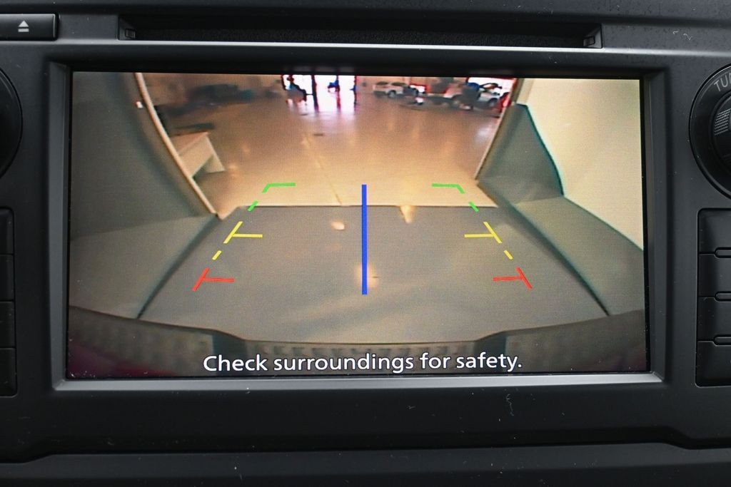 Nissan Titan Vehicle Full-screen Gallery Image 12