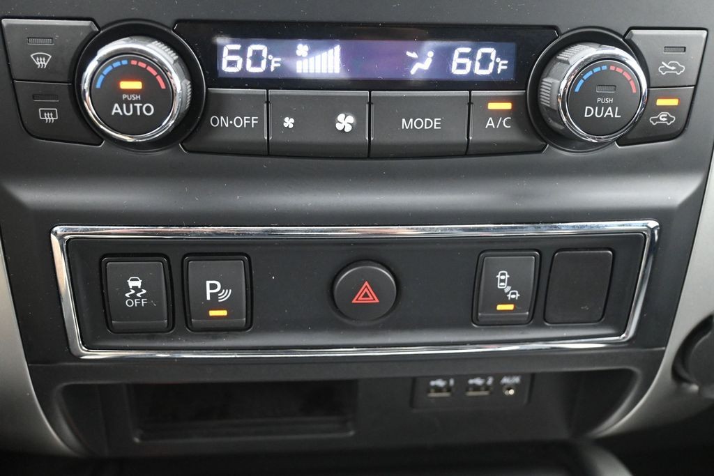 Nissan Titan Vehicle Full-screen Gallery Image 14