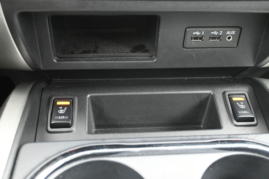 Nissan Titan Vehicle Full-screen Gallery Image 15