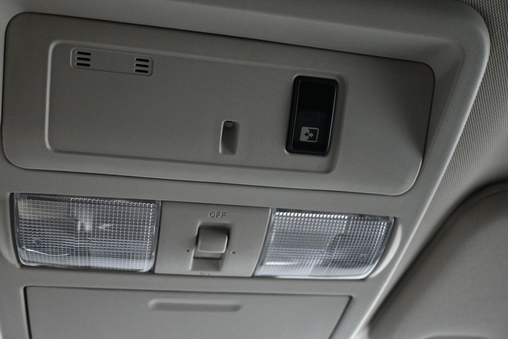 Nissan Titan Vehicle Full-screen Gallery Image 18