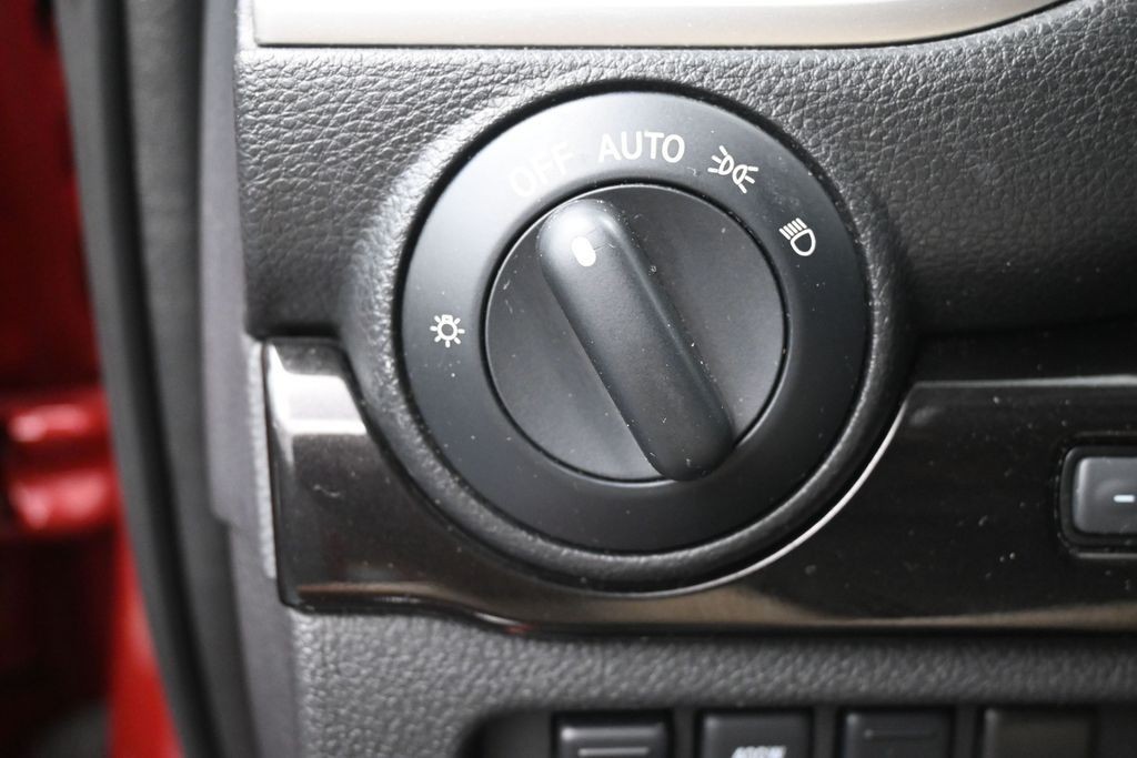 Nissan Titan Vehicle Full-screen Gallery Image 21