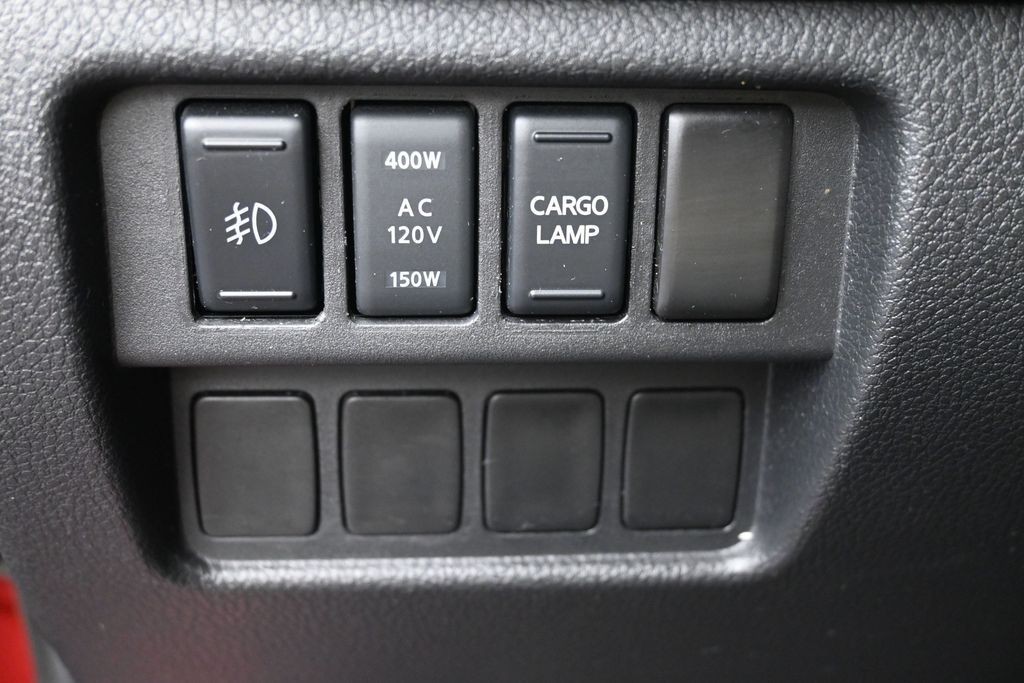 Nissan Titan Vehicle Full-screen Gallery Image 22