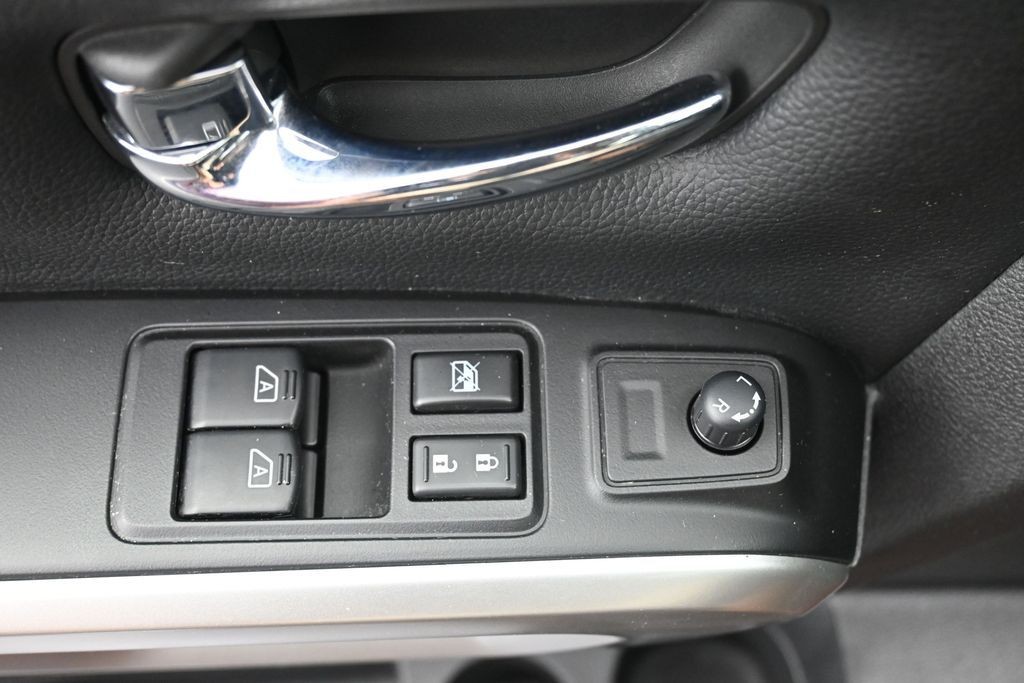 Nissan Titan Vehicle Full-screen Gallery Image 23