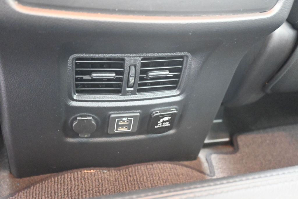 Nissan Titan Vehicle Full-screen Gallery Image 24