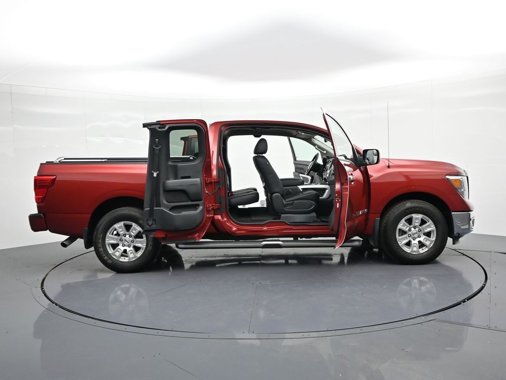 Nissan Titan Vehicle Full-screen Gallery Image 33