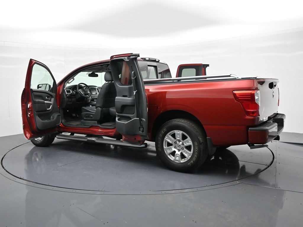 Nissan Titan Vehicle Full-screen Gallery Image 34