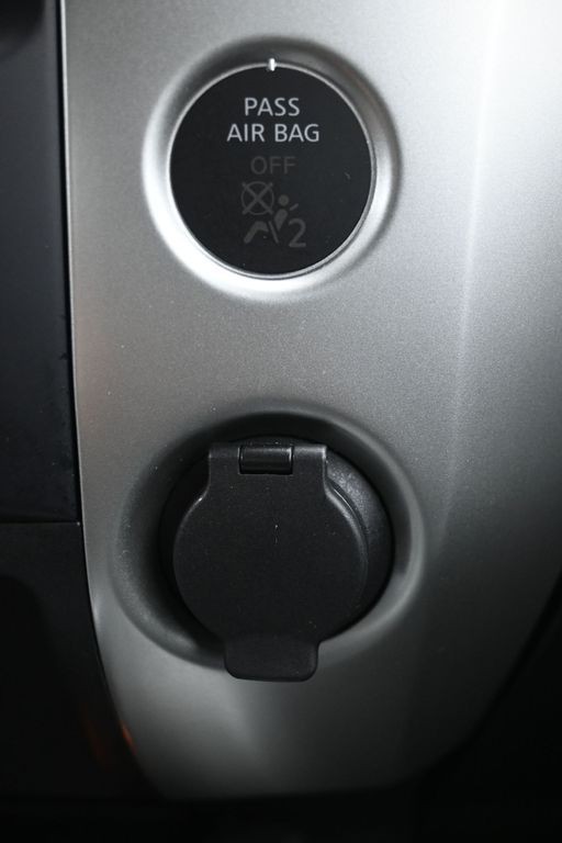 Nissan Titan Vehicle Full-screen Gallery Image 19