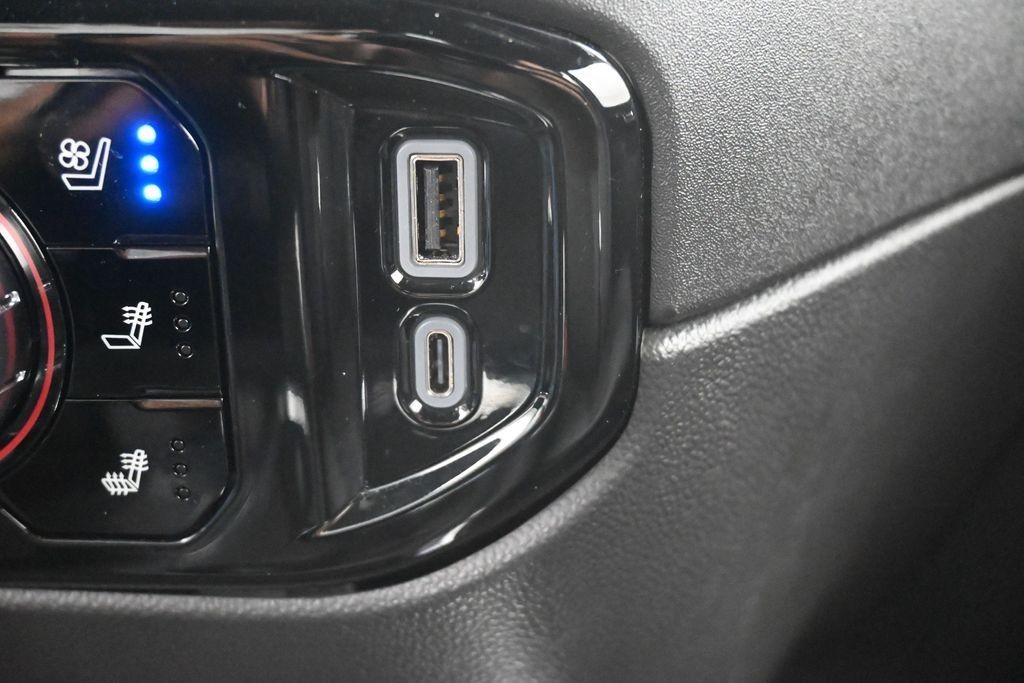GMC Sierra 1500 Vehicle Full-screen Gallery Image 18