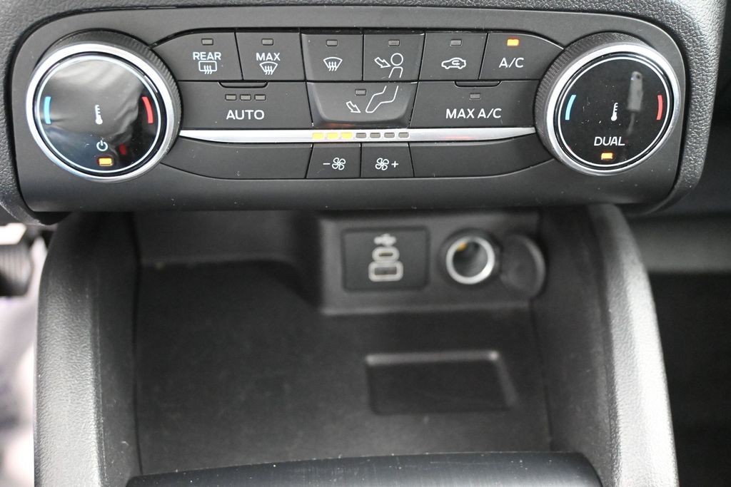 Ford Escape Vehicle Full-screen Gallery Image 14