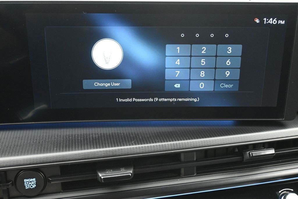 Hyundai Santa Fe Vehicle Full-screen Gallery Image 11