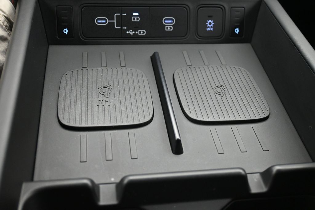 Hyundai Santa Fe Vehicle Full-screen Gallery Image 14