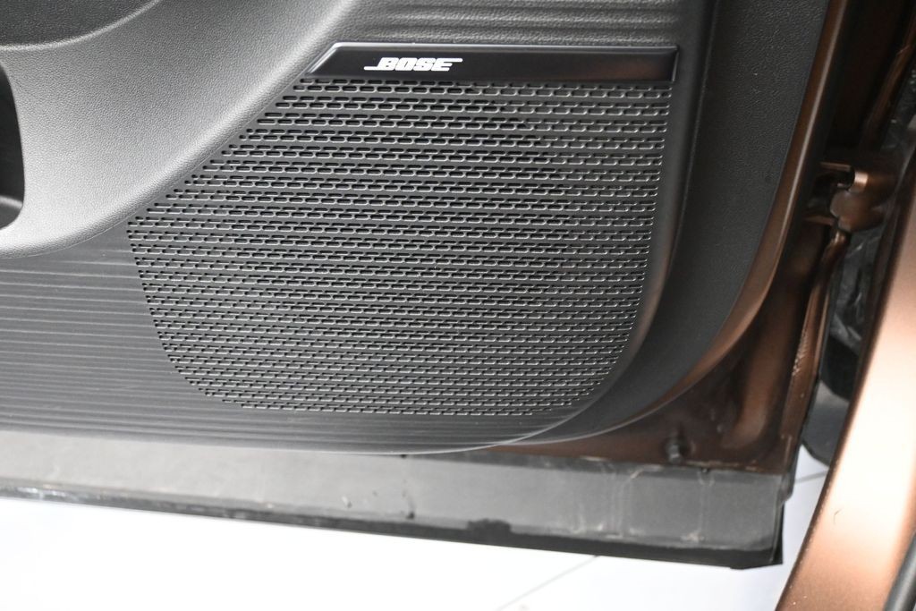 Hyundai Santa Fe Vehicle Full-screen Gallery Image 23