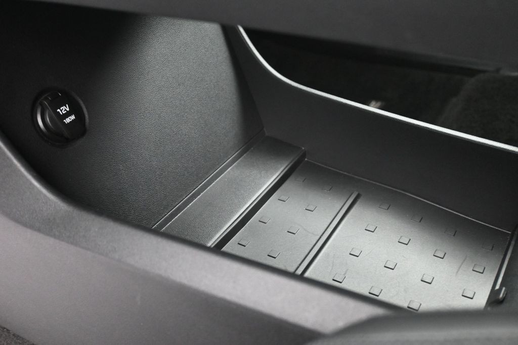 Hyundai Santa Fe Vehicle Full-screen Gallery Image 24
