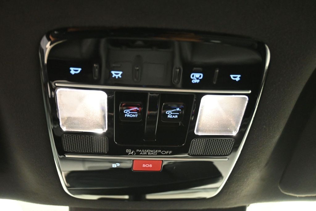 Hyundai Santa Fe Vehicle Full-screen Gallery Image 25