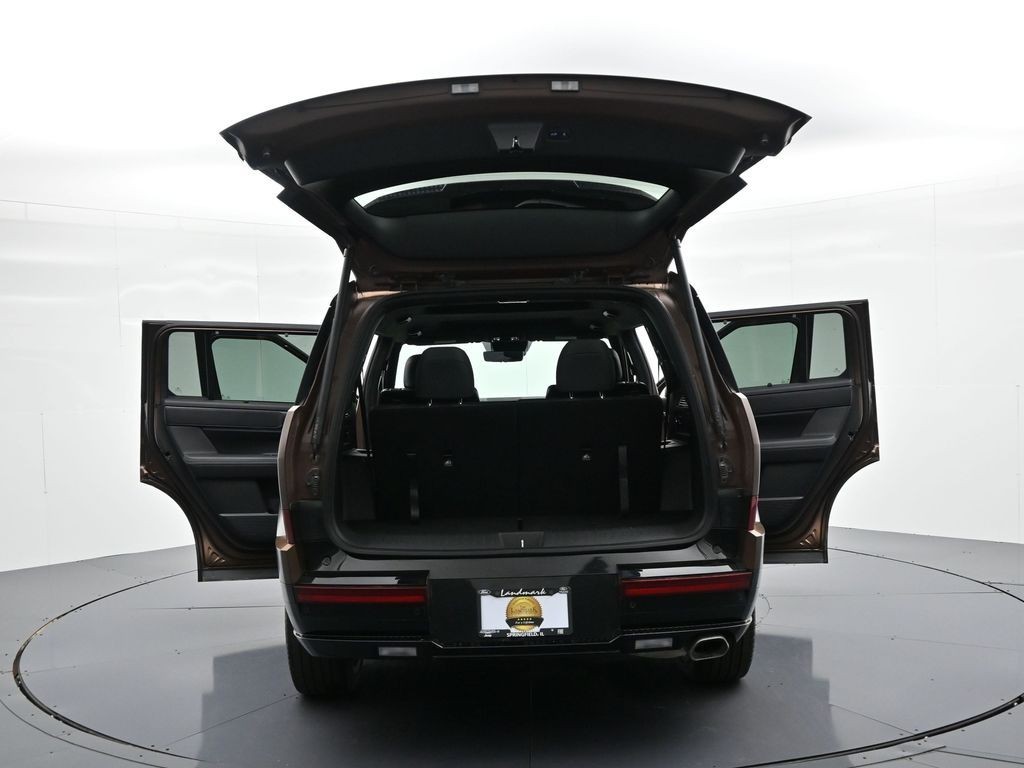 Hyundai Santa Fe Vehicle Full-screen Gallery Image 37