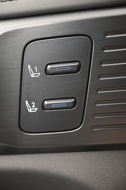 Hyundai Santa Fe Vehicle Full-screen Gallery Image 21