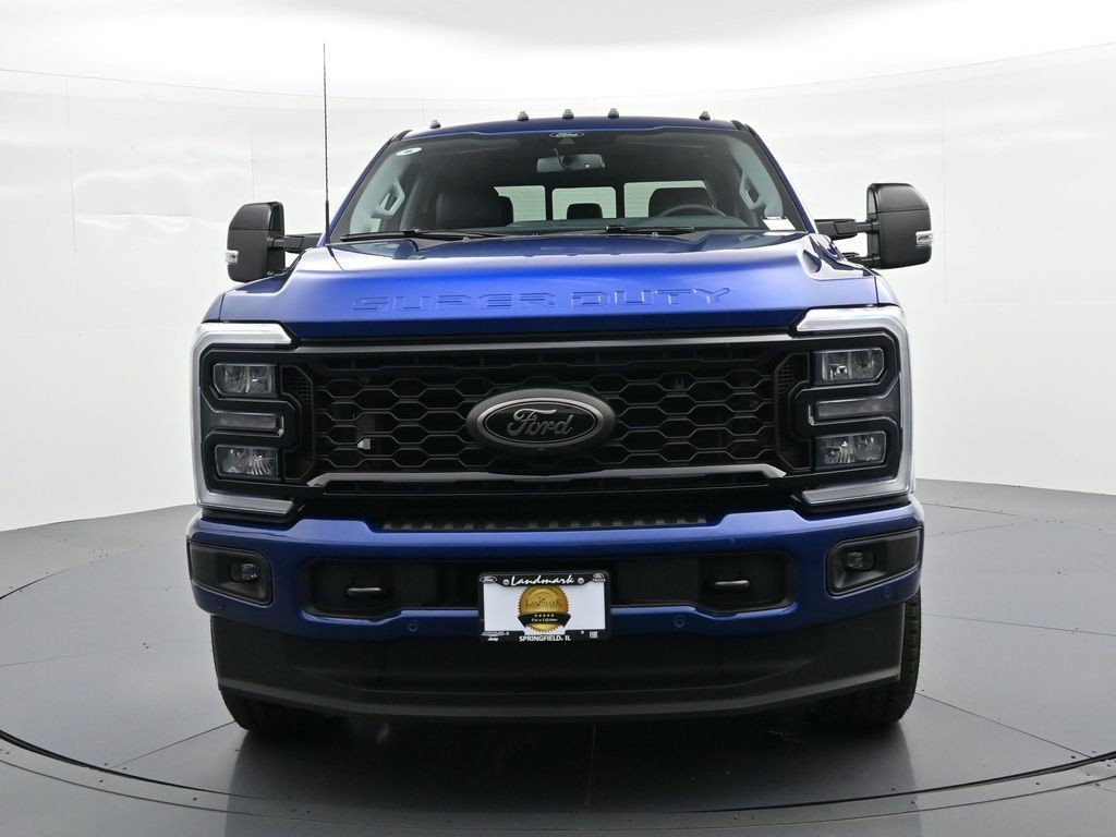 Ford F-350SD Vehicle Full-screen Gallery Image 3