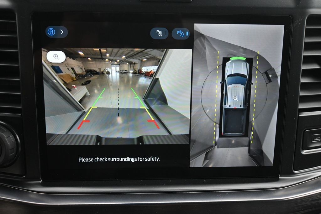 Ford F-350SD Vehicle Full-screen Gallery Image 12