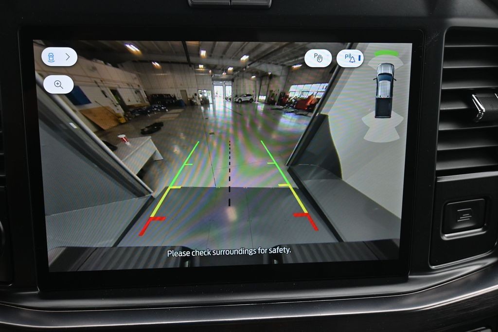 Ford F-350SD Vehicle Full-screen Gallery Image 13