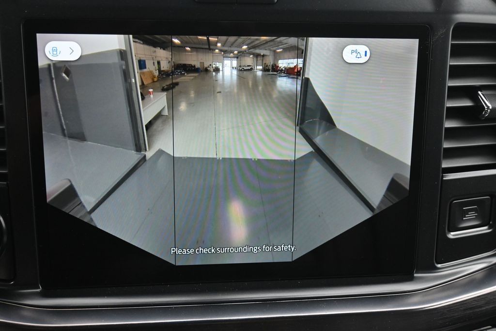 Ford F-350SD Vehicle Full-screen Gallery Image 14