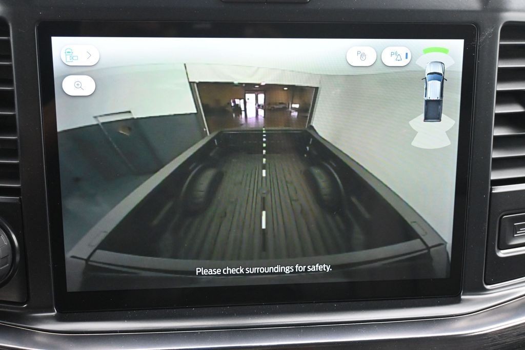 Ford F-350SD Vehicle Full-screen Gallery Image 15