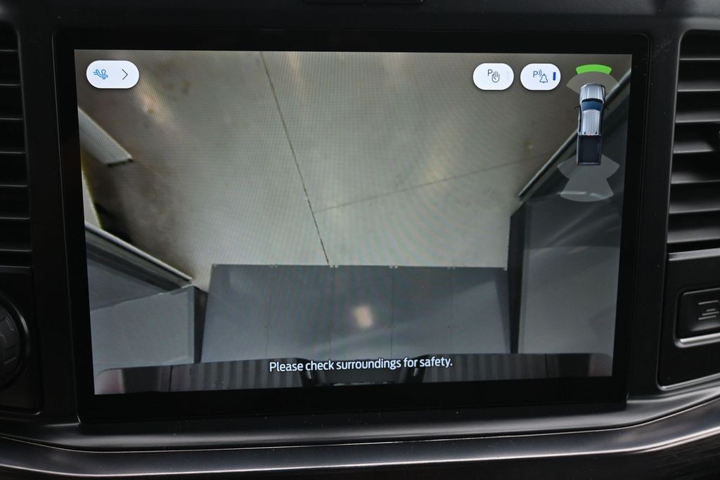 Ford F-350SD Vehicle Full-screen Gallery Image 16