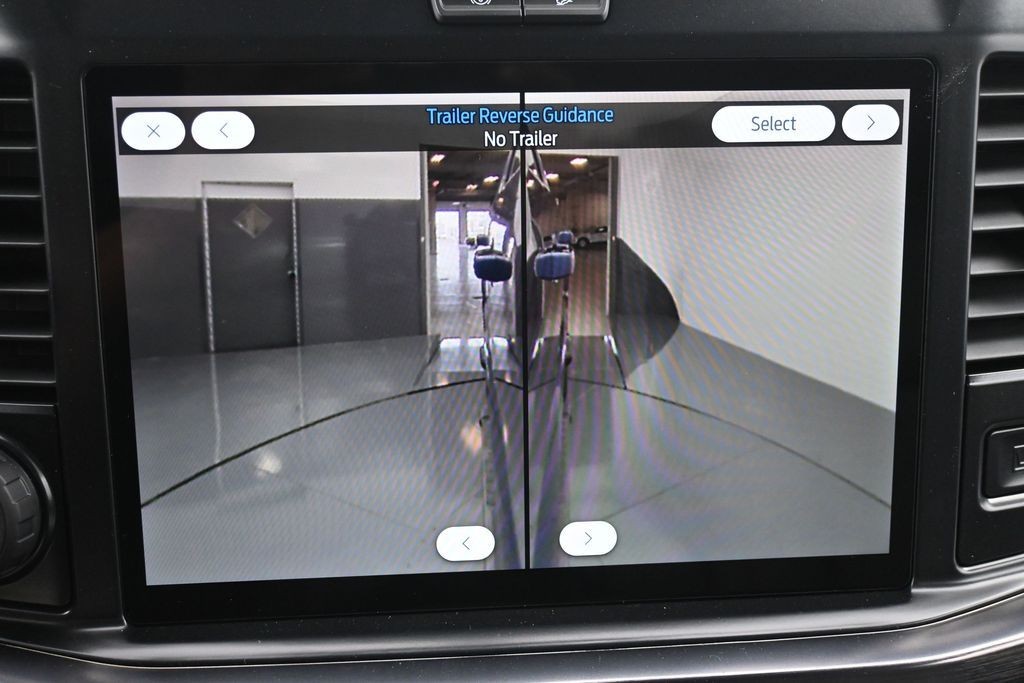 Ford F-350SD Vehicle Full-screen Gallery Image 17