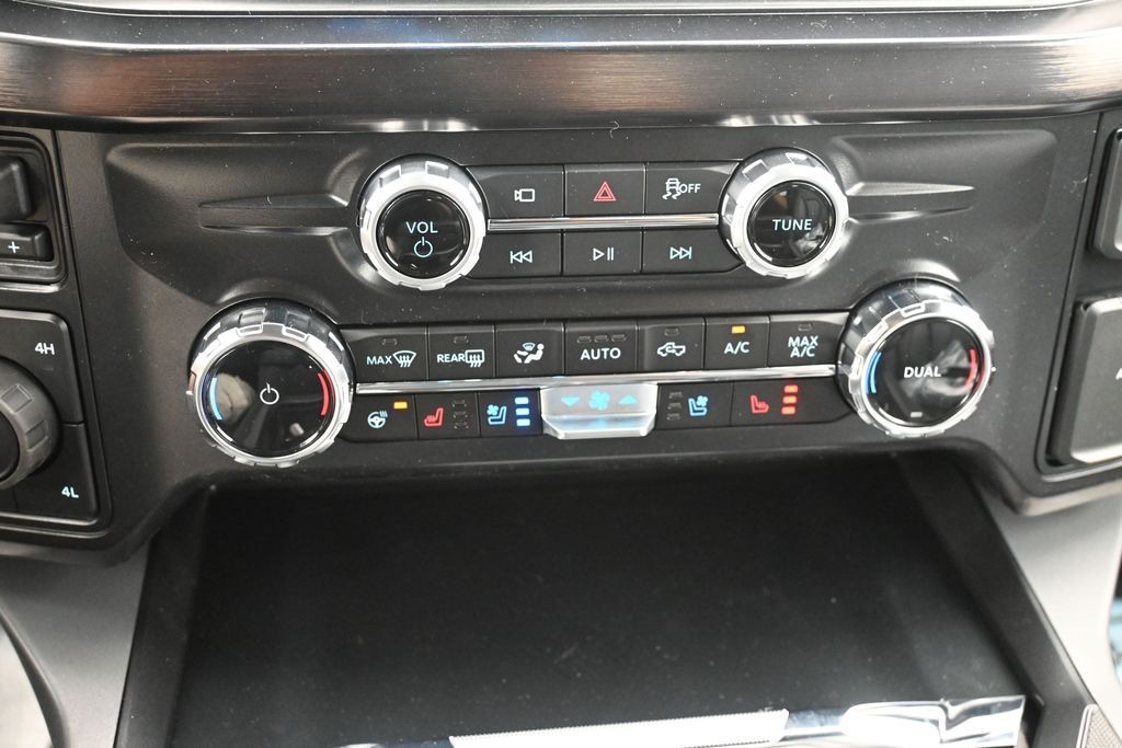 Ford F-350SD Vehicle Full-screen Gallery Image 19