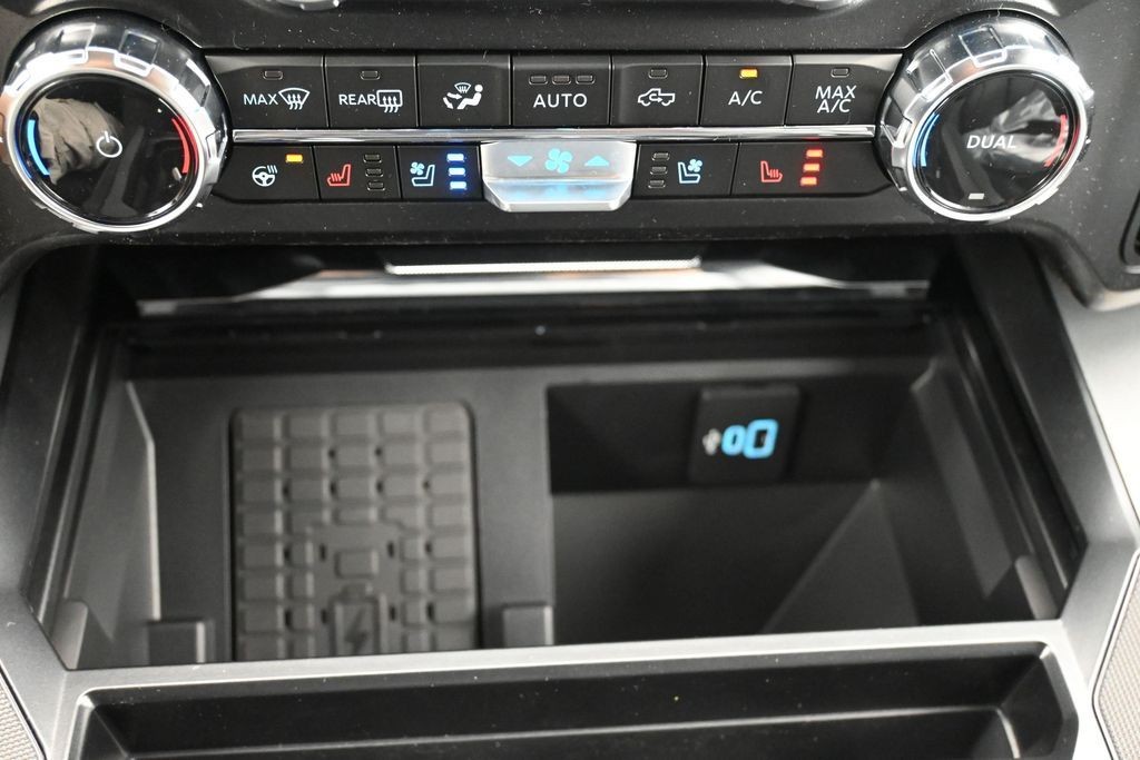 Ford F-350SD Vehicle Full-screen Gallery Image 20