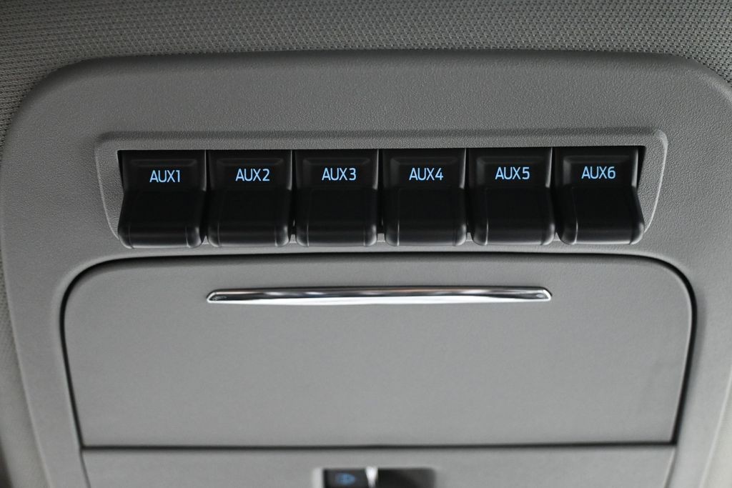 Ford F-350SD Vehicle Full-screen Gallery Image 26