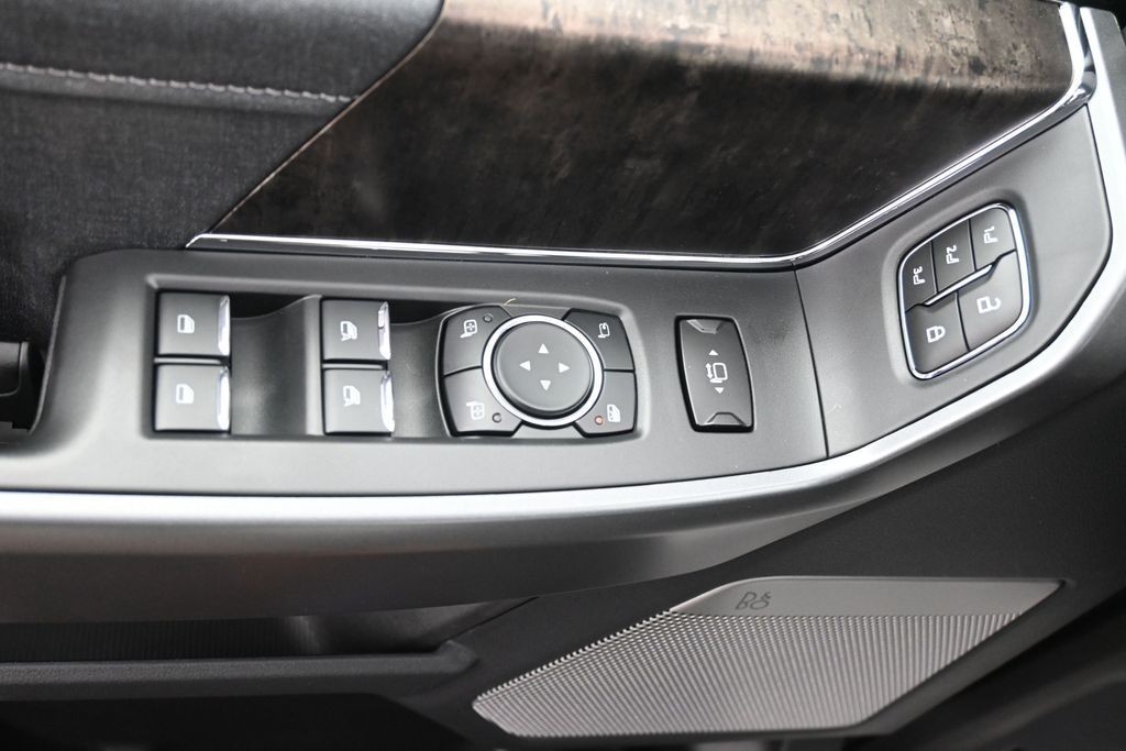 Ford F-350SD Vehicle Full-screen Gallery Image 33