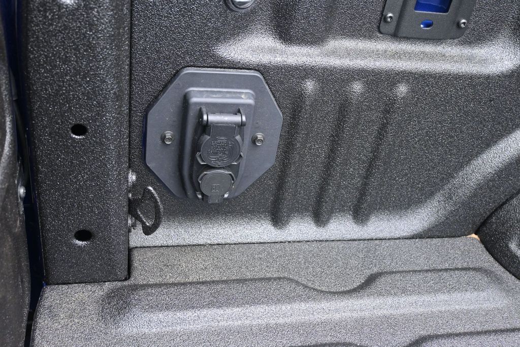 Ford F-350SD Vehicle Full-screen Gallery Image 36