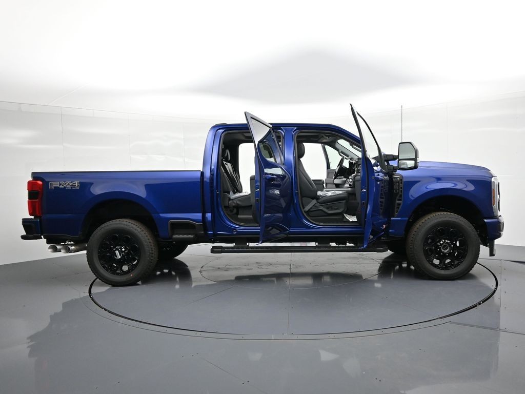 Ford F-350SD Vehicle Full-screen Gallery Image 46