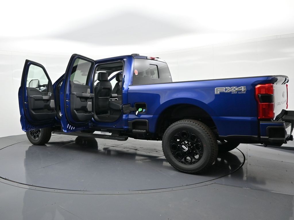 Ford F-350SD Vehicle Full-screen Gallery Image 47