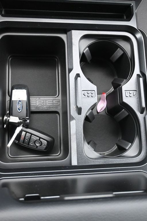 Ford F-350SD Vehicle Full-screen Gallery Image 21