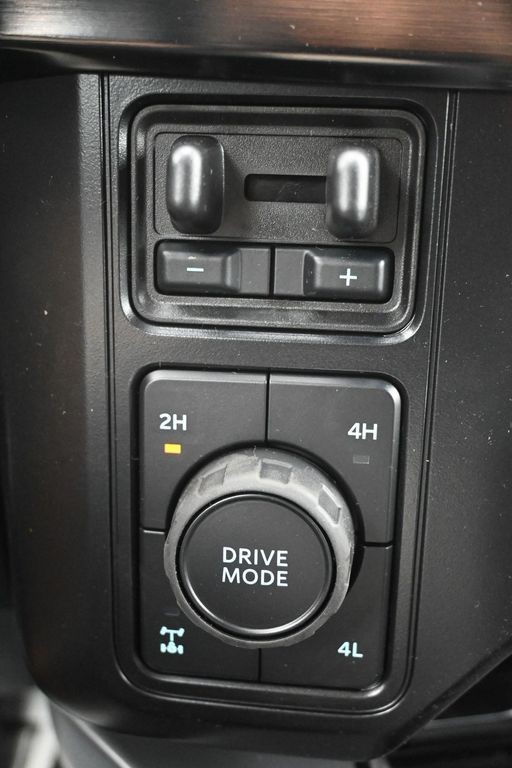 Ford F-350SD Vehicle Full-screen Gallery Image 23