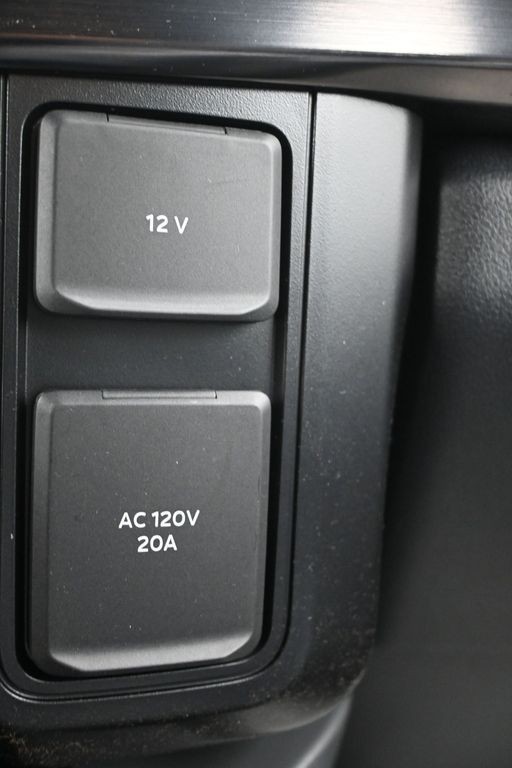 Ford F-350SD Vehicle Full-screen Gallery Image 24