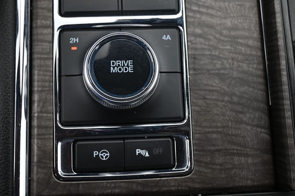 Ford Expedition Vehicle Full-screen Gallery Image 16