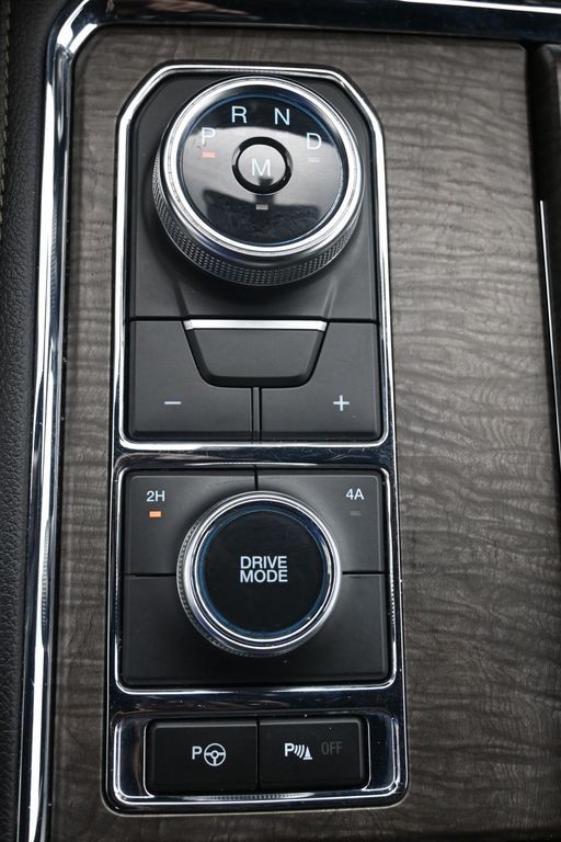 Ford Expedition Vehicle Full-screen Gallery Image 15