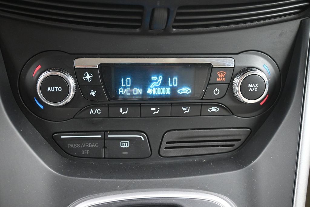 Ford Escape Vehicle Full-screen Gallery Image 13