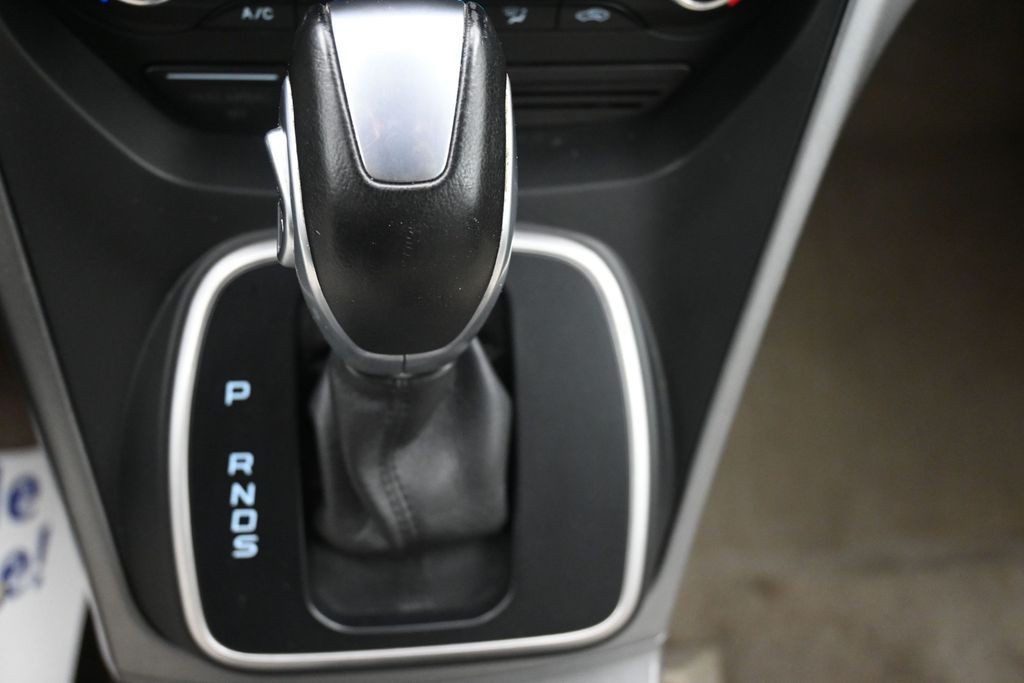 Ford Escape Vehicle Full-screen Gallery Image 14