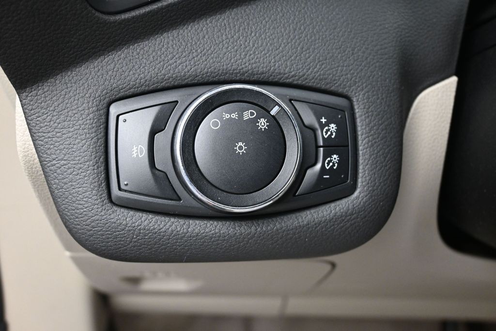 Ford Escape Vehicle Full-screen Gallery Image 19