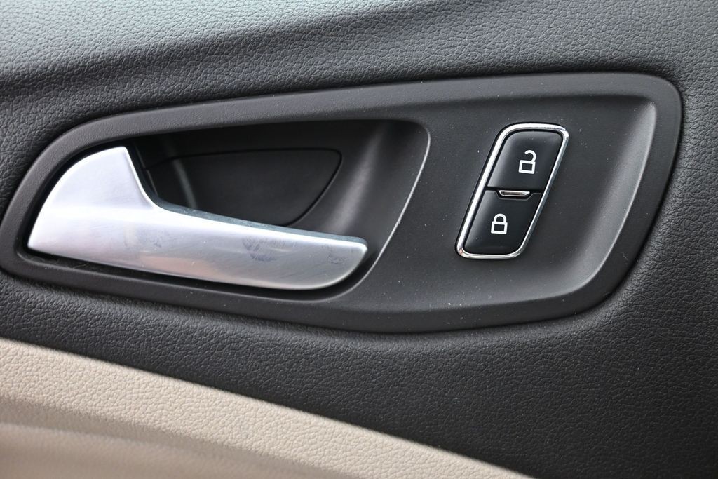 Ford Escape Vehicle Full-screen Gallery Image 20