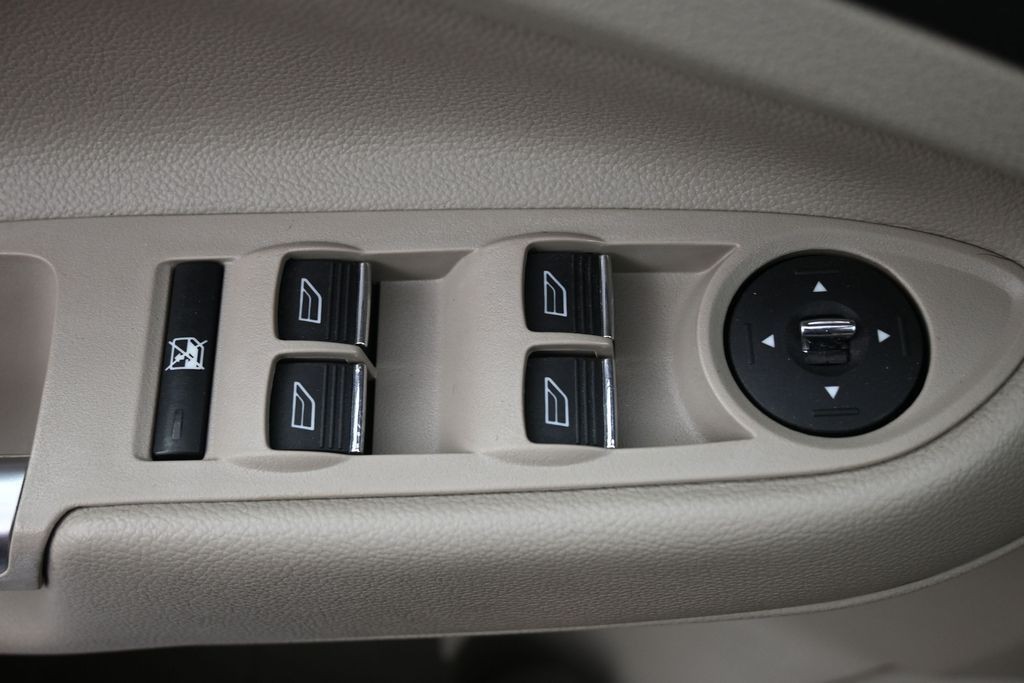 Ford Escape Vehicle Full-screen Gallery Image 21