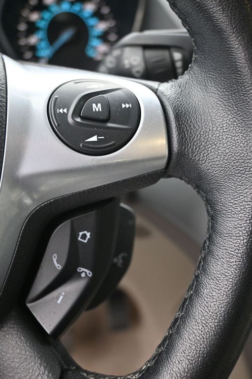 Ford Escape Vehicle Full-screen Gallery Image 17