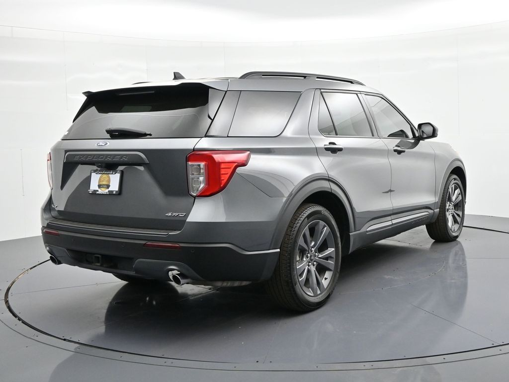 Ford Explorer Vehicle Full-screen Gallery Image 06