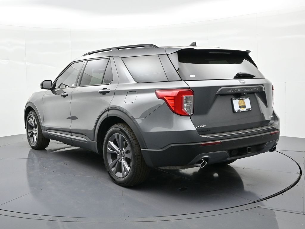 Ford Explorer Vehicle Full-screen Gallery Image 08