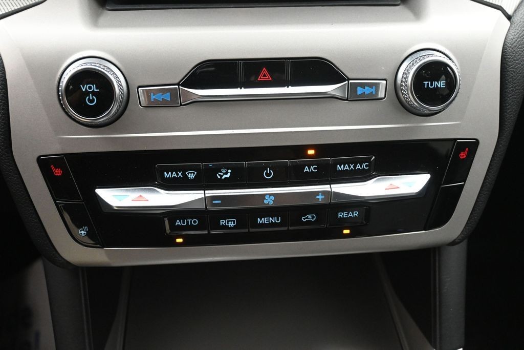 Ford Explorer Vehicle Full-screen Gallery Image 13