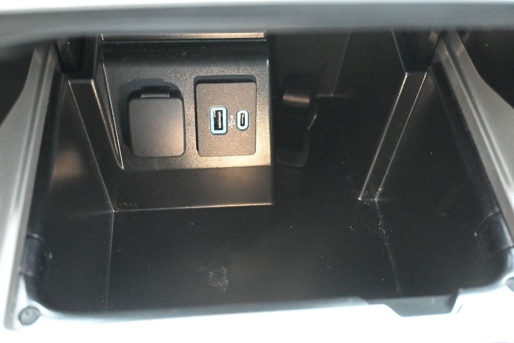 Ford Explorer Vehicle Full-screen Gallery Image 14